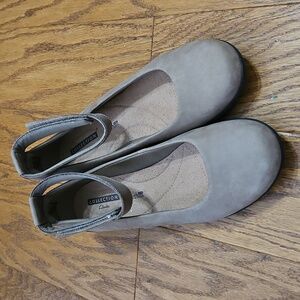 Clarks Womens Tan Leather Ballet Flat With Ankle Strap size 11